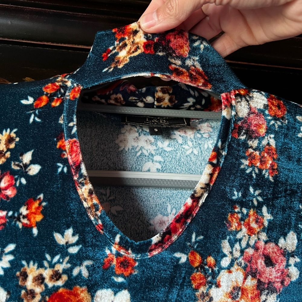 Lucky & Blessed Women’s Velvet Floral Keyhole Top - Picture 10 of 10